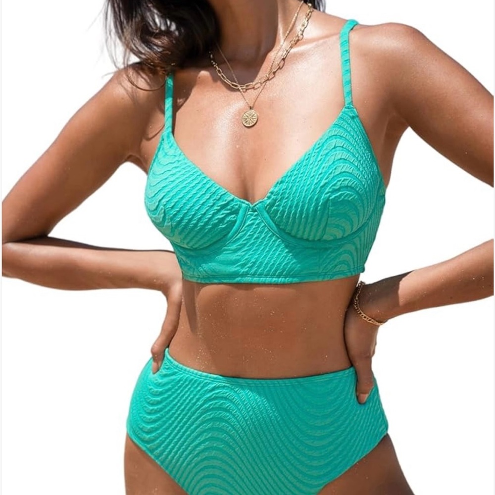 Cupshe Green Bikini Set with Underwire Support and Textured Fabric